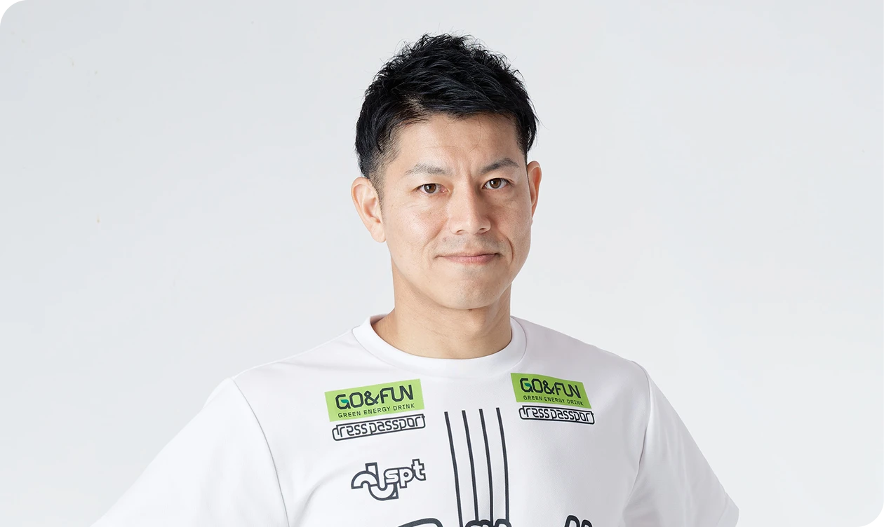 スーツを着て働いている男性