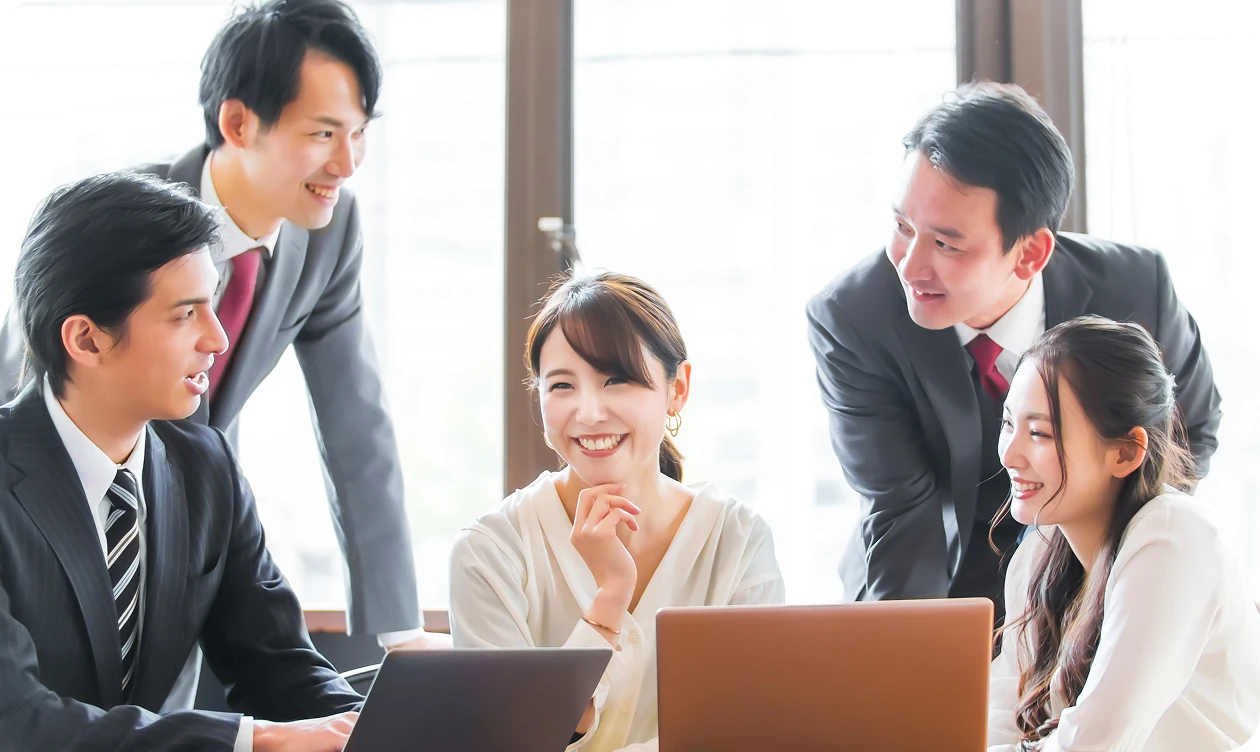 5人集まって会議しているイメージ画像